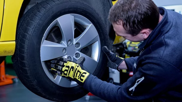 Pravidelný servis auta vypadá lehce, i snadné úkony ovšem vyžadují správný postup