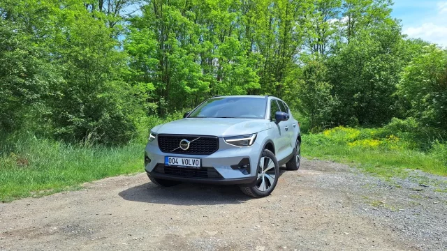 Volvo XC40 odvede všechnu práci za vás. Jezdí úsporně a vyrovnaně