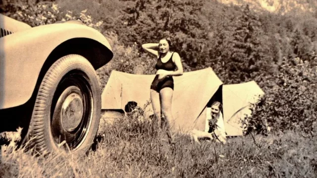 Turistika s vůní benzínu: Jak se kempovalo s auty před 95 lety?