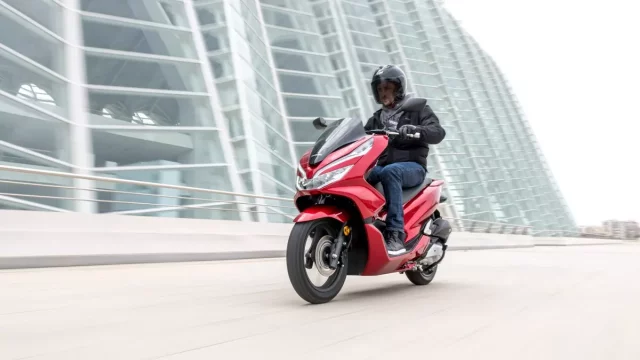 Češi si stále pořizují silnější motorky. O skútry a mopedy nejnižších kubatur není zájem