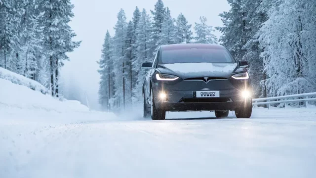 Znáte černý led? Chladné a vlhké počasí snadno změní silnice v kluziště