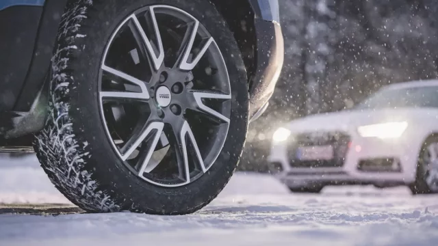 Znáte nejčastější zimní mýty českých řidičů? Je mezi nimi i nalití benzinu do naftového agregátu