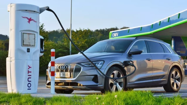 Na cestě z Prahy do Brna nově nabijete elektromobil rychleji