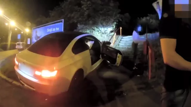 Chtěl se ukázat před přítelkyní, a přitom málem srazil policisty. Nakonec stejně havaroval