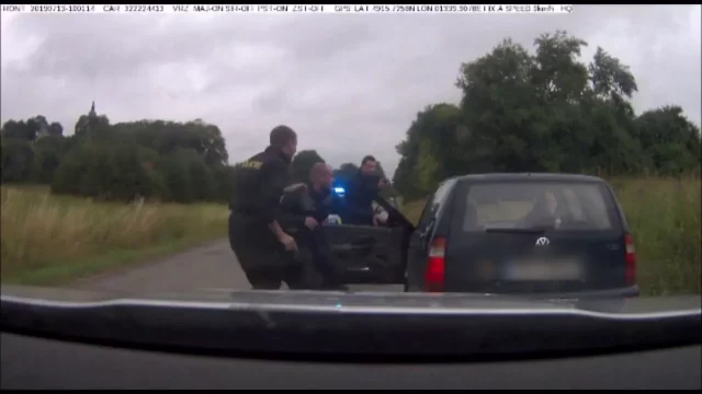 Drsná policejní honička u Sušice: Řidič ujížděl pod vlivem drog, spolujezdec si to natáčel