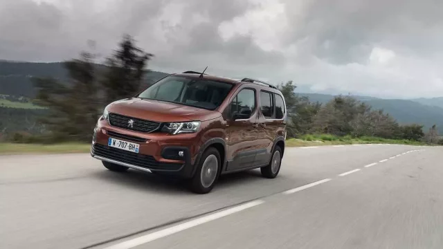 Peugeot Rifter odhaluje český ceník. Za kolik koupíte nástupce populární dodávky Partner?