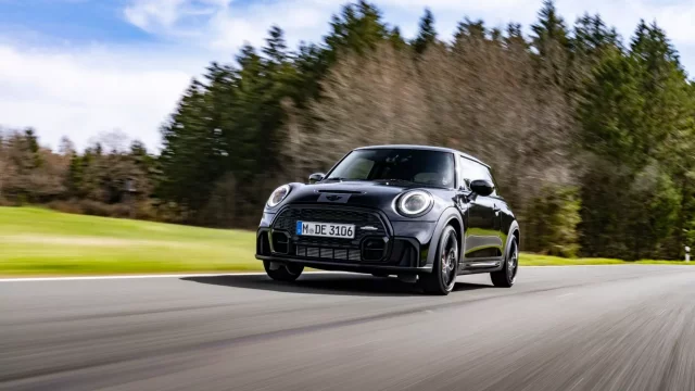 Mini Cooper přijíždí v limitované edici. S manuální převodovkou a chutí trhat asfalt
