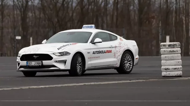 Autoškola v Mustangu? Odteď si můžete udělat řidičák v legendárním muscle-caru