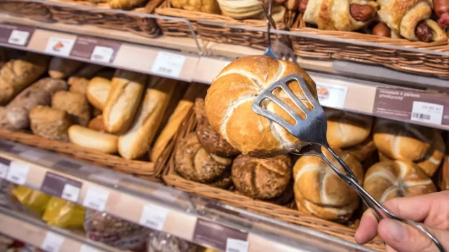 Co kromě paliva kupují čeští řidiči na čerpacích stanicích? Nejčastěji nápoje a pečivo