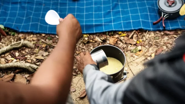 Na stavbu obytňáčku s postapokalyptickým designem "stačí" truhlářské náčiní a um