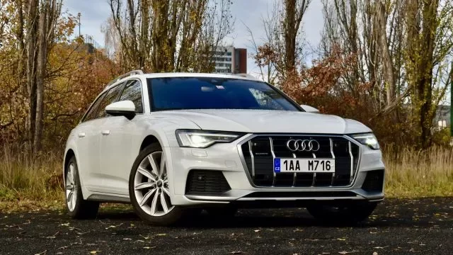 Sněžná liška Audi A6 Allroad 50 TDi quattro má podvozek, který připraví o práci i vodováhu