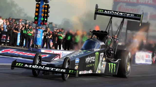 Tesla ani Bugatti by mu nestačily. Nechte se ohromit fascinujícími čísly dragsteru třídy Top Fuel