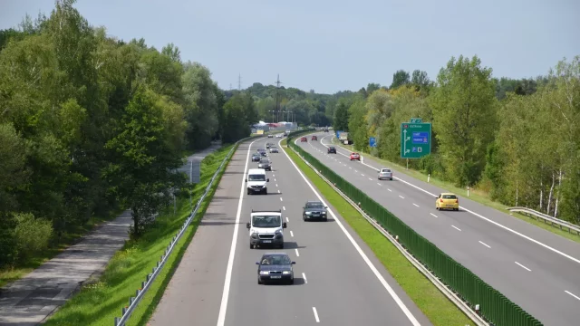 Zajímá vás, proč vzniká dopravní zácpa bez zjevné příčiny? Mohou za to sami řidiči