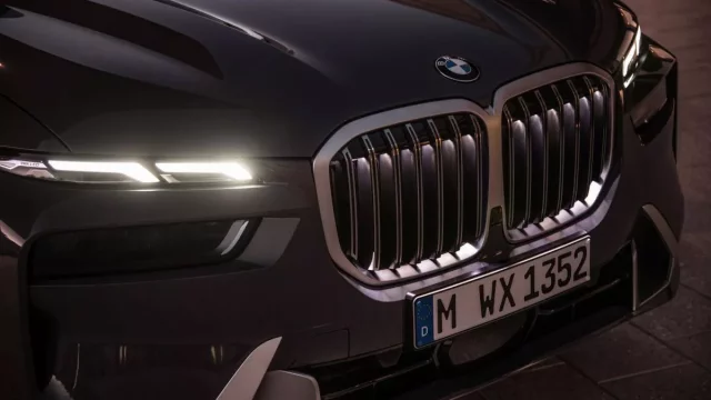 BMW představuje svoje nové největší SUV, přední světla kopíruje ze Škody Kamiq