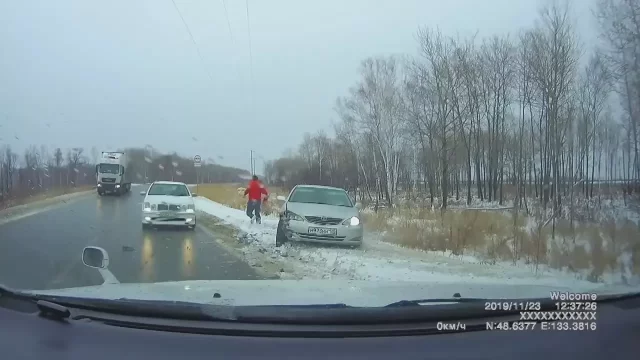 Led proměnil silnici v kluziště. Odnesla to celá řada aut