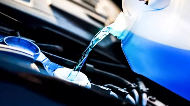 Venku začíná přituhovat. Máte už auto připravené na zimu?