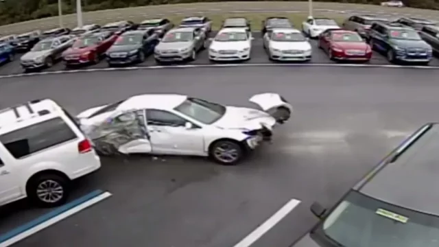 Jako akční scéna z filmu. Řidič pro nemoc nezvládl řízení a přeskočil 12 aut