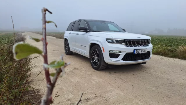 Představte si, jak brázdíte s velkým korábem americké nekončící silnice. A pak té myšlence vetkněte evropské normy. Jeep Grand Cherokee cupuje zaoceánské sny svým plug-in hybridním ústrojím