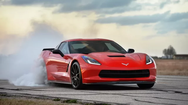 Automechanik se vyřádil na zákazníkově Corvettě. Zběsilou jízdu natočila skrytá kamera