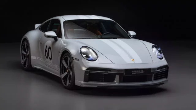 Porsche představilo retro edici 911, s manuálem, širokým zadkem a kachním ocasem