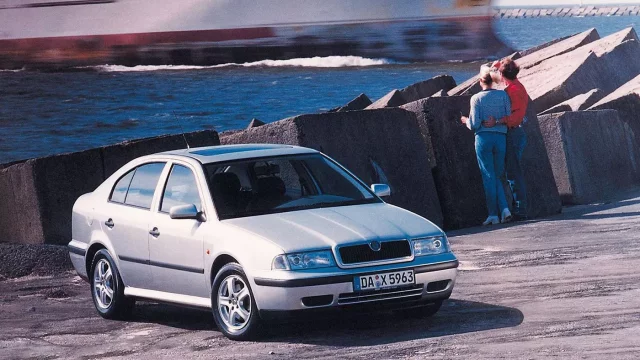 Škoda Octavia změnila český automobilový průmysl. Podívejte se na její debut v roce 1996