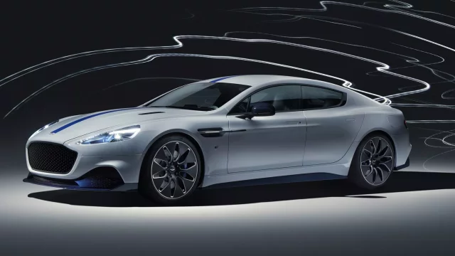 Aston Martin Rapide E je první elektromobil značky a služebák Jamese Bonda