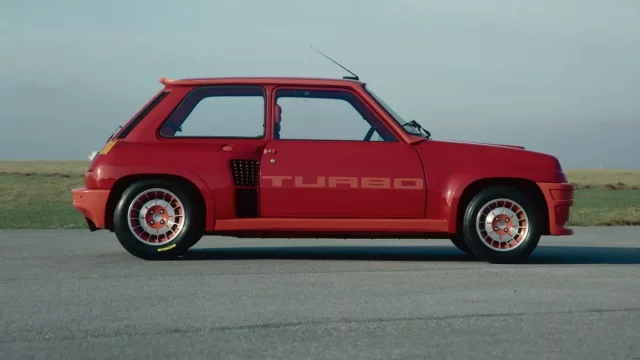 Renault 5 Turbo slaví narozeniny. Šílený hatchback vznikl před 40 lety