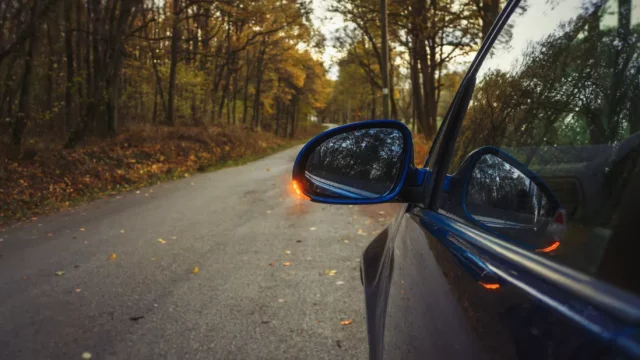 Správné použití blinkrů je základ, který mnoha řidičům uniká