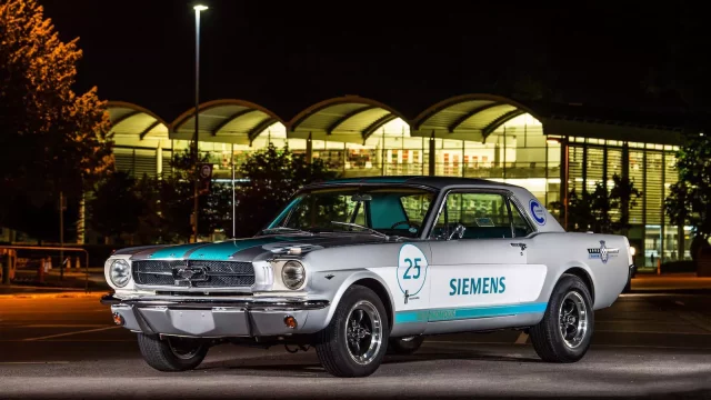 Ford Mustang z roku 1965 ukazuje, že i půl století staré auto může být autonomní