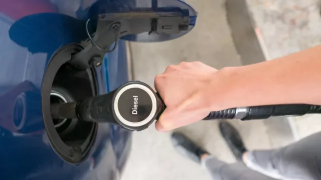 Chystá se snížení spotřební daně za naftu. Zlevnit by mohla o dvě koruny