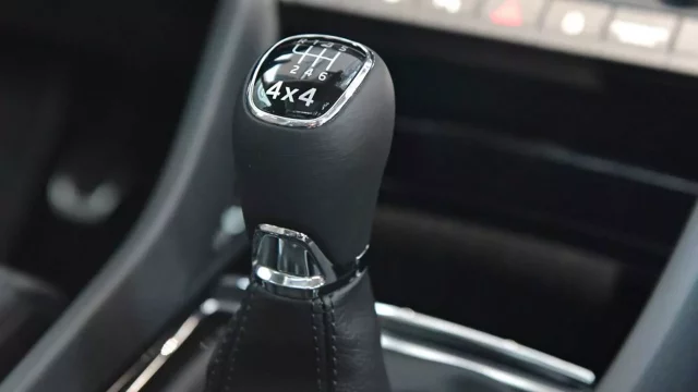 Umíte správně řadit? Tyhle věci za volantem nikdy nedělejte