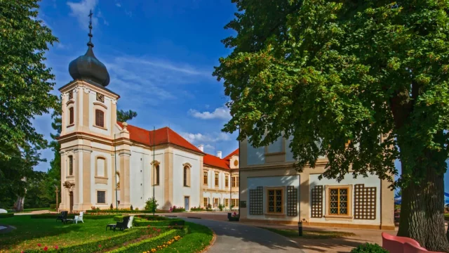 Zámek Loučeň patří k nejkrásnějším u nás. Znáte jeho spojitost se Škodovkou?