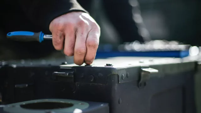 Jaké věci byste měli v autě vozit nad rámec povinné výbavy? Je mezi nimi lano i hasicí přístroj