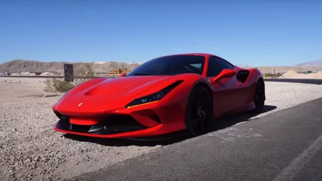 Zákazník naboural úplně nové Ferrari z půjčovny. Ač se to nezdá, je na „totálku“