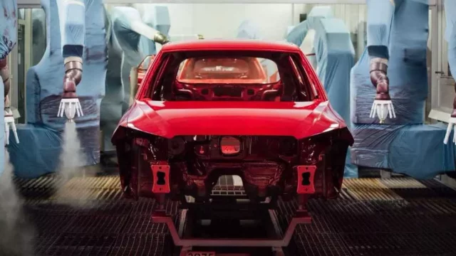 Takhle vzniká nová barva auta. Jak dlouho se vyvíjí a kolik je potřeba na jedno auto?