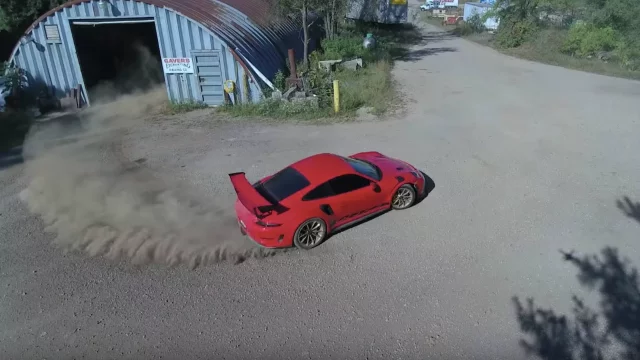 Porsche 911 GT3 RS dovádí v prachu a štěrku