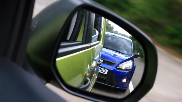 Předjíždění zprava pohledem právníka: Hrozí za podjíždění zákaz řízení?