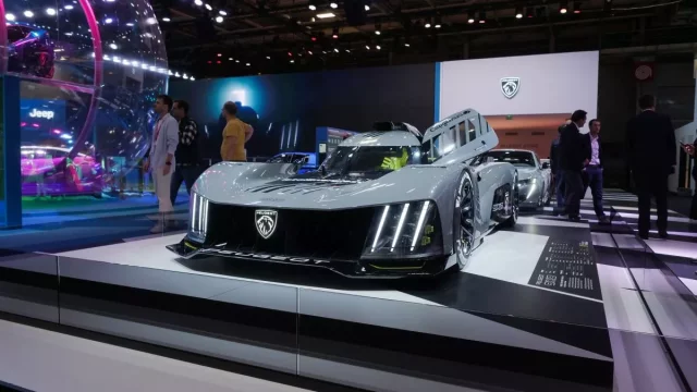Peugeot na autosalonu v Paříži 2022: Co nás nejvíc dostalo? Závodní 9X8, 408 v kouli nebo elektrický skútr