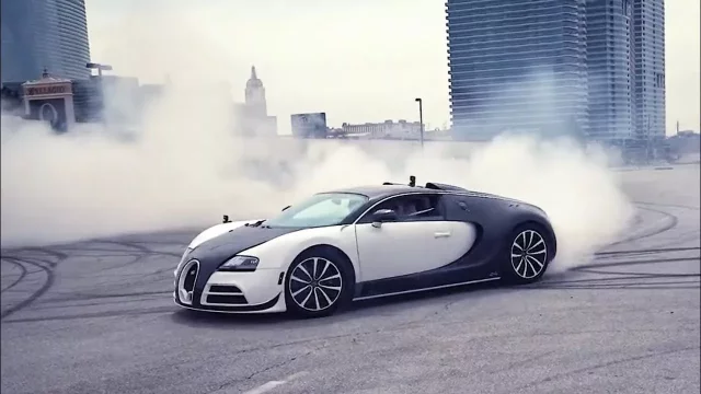 Bugatti Veyron kreslí gumové koblížky. Tohle je nejdražší burnout všech dob!