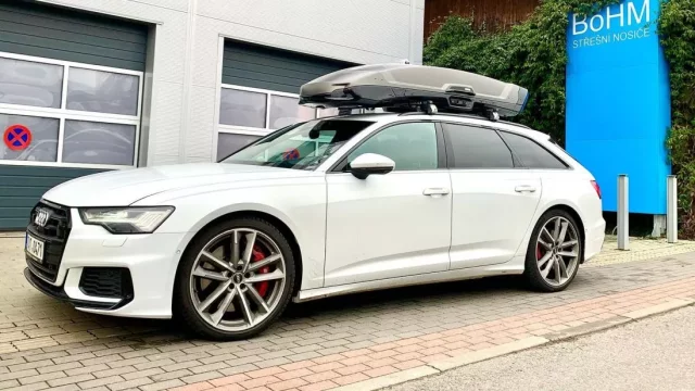 Značka, která nabízí na auta střešní boxy, nosiče kola, lyží i snowboardů