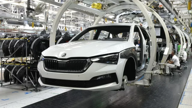 Produkce automobilového průmyslu kvůli koronaviru poklesne až o 75 %