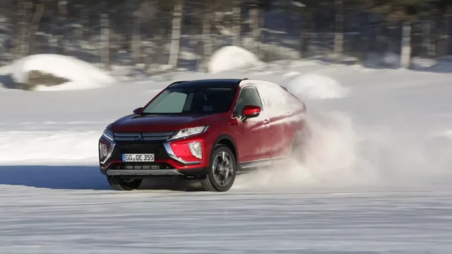 Mitsubishi Eclipse Cross bokem na zamrzlém norském jezeře (první jízdní dojmy)