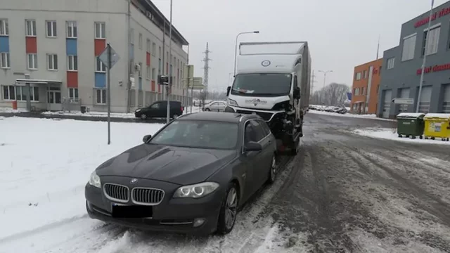 BMW 5 Touring utáhne klidně i přetížený přívěs s dodávkou. Ostravská policie ale pochopení neměla