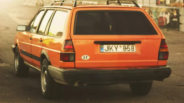 Starý Volkswagen Passat 1.9. TDI se postaví proti Ferrari 458 Italia. Jak tohle asi dopadne?