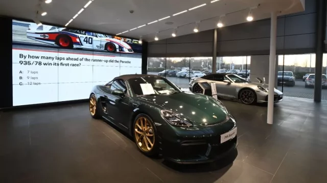 Prémiové sportovní vozy Porsche v záři inovativních reflektorů Zumtobel