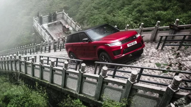 Ranger Rover Sport podstupuje Dračí výzvu: Dokáže se vyšplhat po 999 schodech?