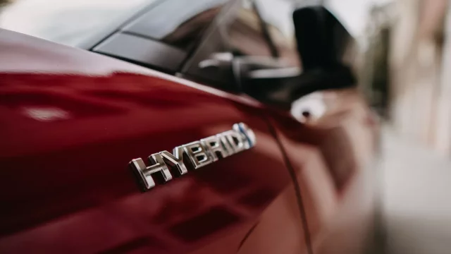 Emise CO2 z nových aut loni opět vzrostly