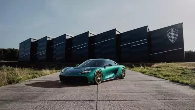 Nové nejvýkonnější auto na světě pochází ze Švédska. Má 2335 koní, čtyři místa k sezení a je vhodné i pro rodiny