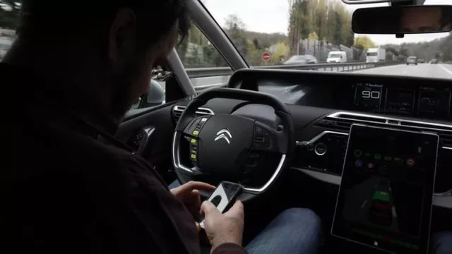 A zase ta Francie! Soud potvrdil, že telefonovat je zakázáno i ve stojícím vozidle