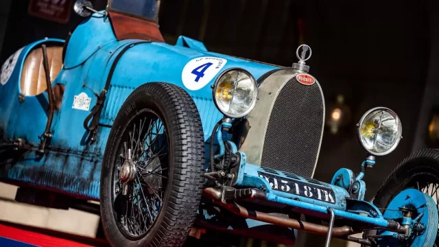 Nadechněte se vůně benzínu z obrazů Pavla Holého